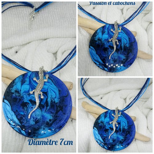 Collier grand pendentif gecko argenté sur camaïeu bleu 