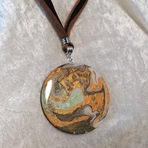 Collier réglable avec gros pendentif camaïeu cuivré 