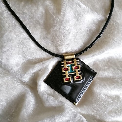 Collier noir multicolore esprit asie, en métal et bois resiné