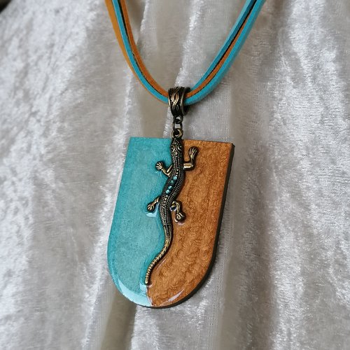 Collier pendentif gecko turquoise bronze et jaune safran, en métal et bois resiné fait main