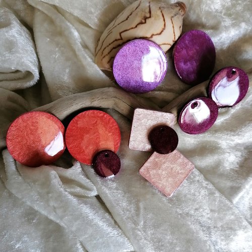 Lot de fourniture créative, cabochons et sequins en bois resiné divers