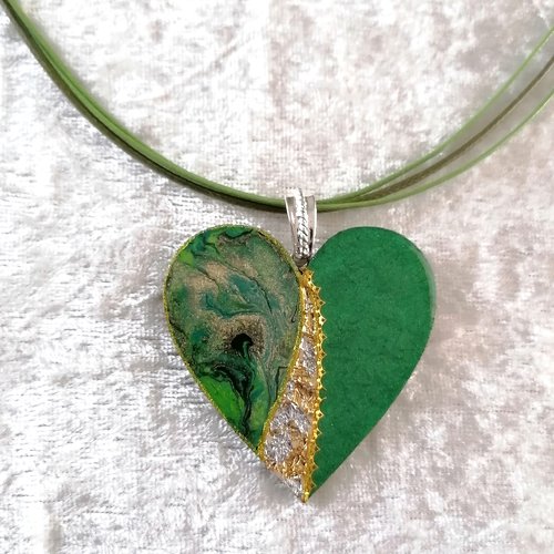 Collier pendentif cœur camaïeu vert, bois resiné fait main