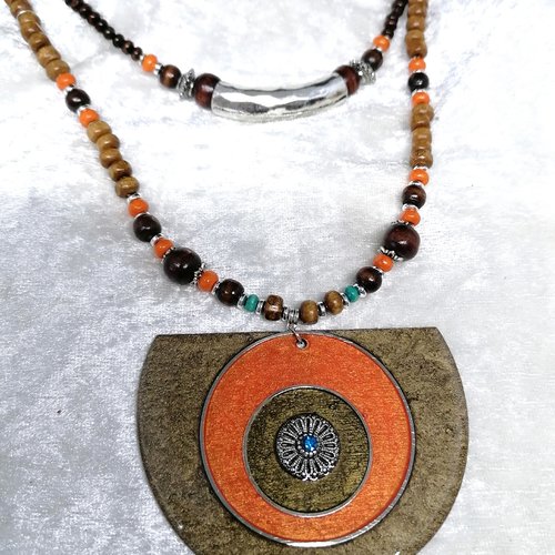 Collier ethnique marron orangé, avec grand pendentif demi cercle en métal et bois résiné