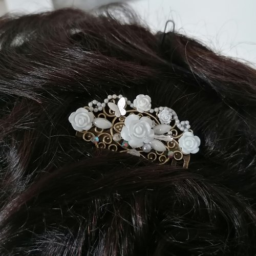 Peigne décoratif de coiffure de cérémonie douceur blanche florale