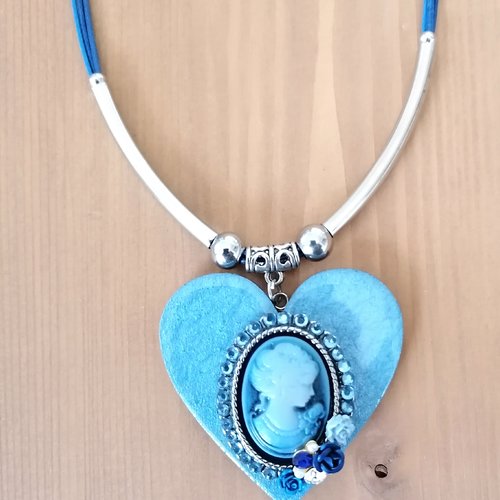 Collier pendentif camée sur cœur douceur bleu argenté