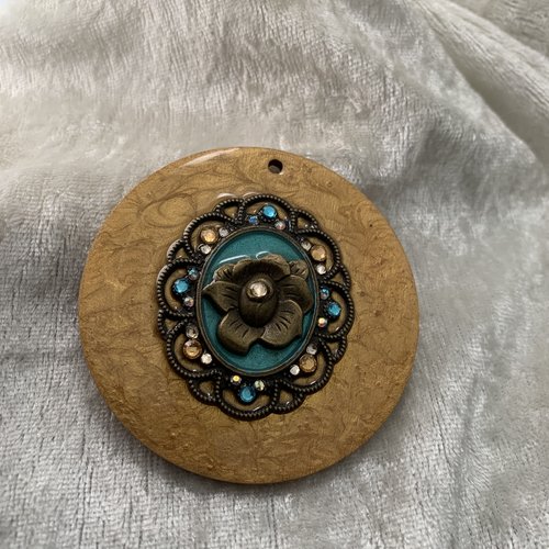 Pendentif floral en bois résiné et métal bronze avec strass