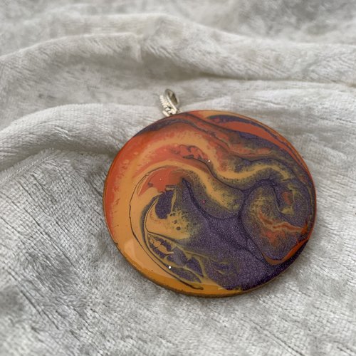 Pendentif en bois orangé