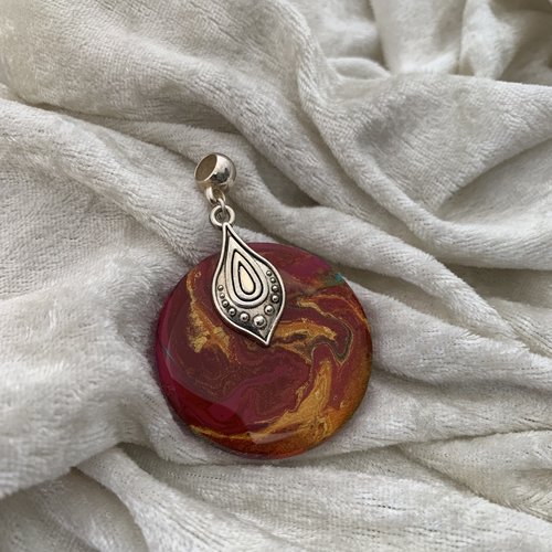 Pendentif en bois multicolore