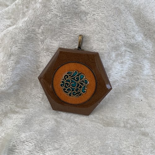 Pendentif en bois résiné et métal bronze poli