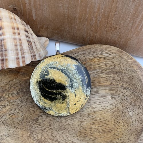 Pendentif nacré jaune et noir