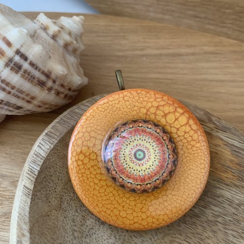 Pendentif femme camaïeu orangé