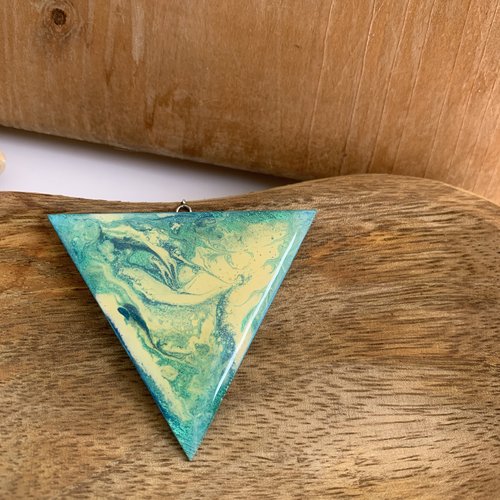 Pendentif triangle léger en bois résine