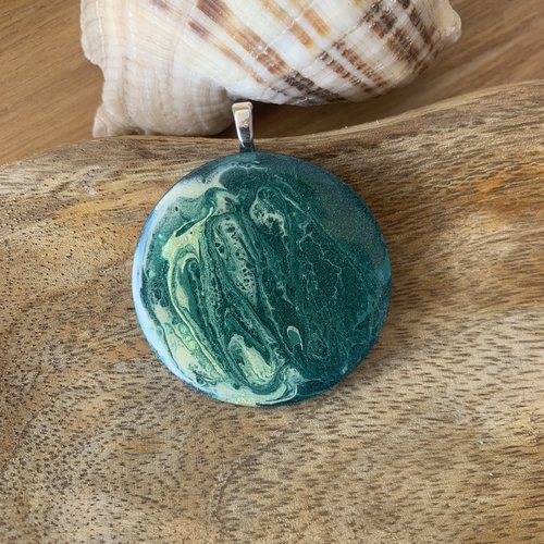 Pendentif vert émeraude en bois resiné