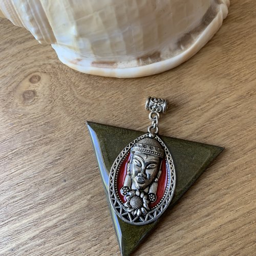 Pendentif en métal et bois