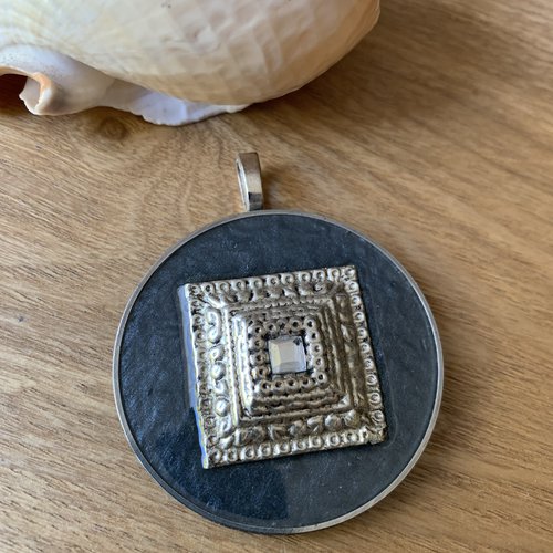 Gros pendentif argenté sur bois résiné