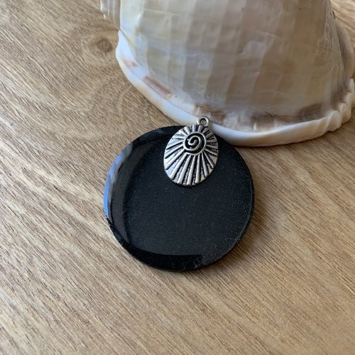 Pendentif noir argenté en bois résine