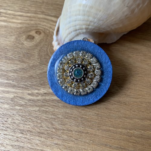 Pendentif bleu argenté en bois et strass