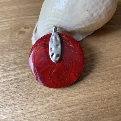 Pendentif rouge argenté en bois résine
