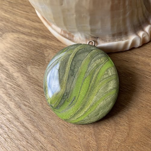 Pendentif en bois camaïeu vert