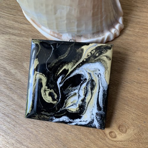 Pendentif carré en bois resiné