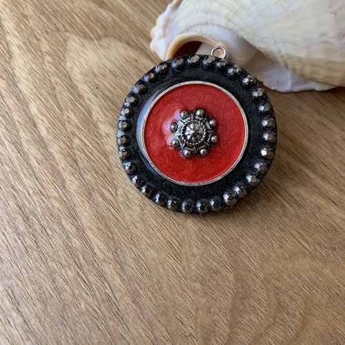 Pendentif bijoux noir rouge en bois résine