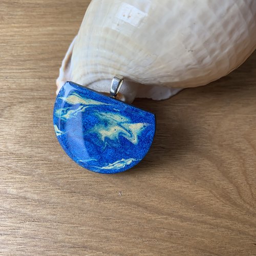 Pendentif camaïeu bleu en bois resine