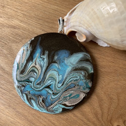 Gros pendentif en bois résine
