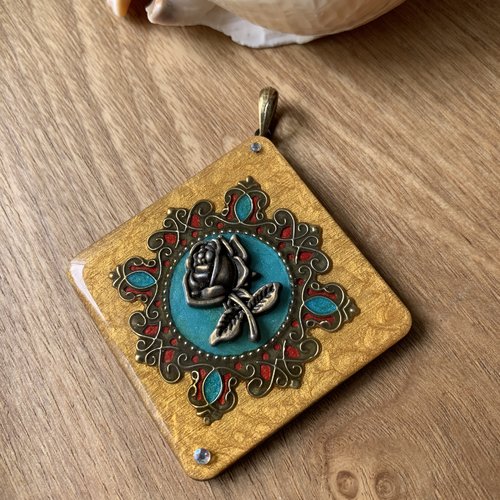 Pendentif en bois et résine fait main
