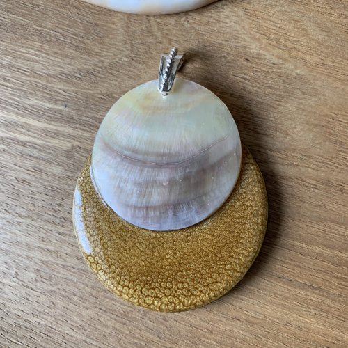 Pendentif bois et nacre 50 mm
