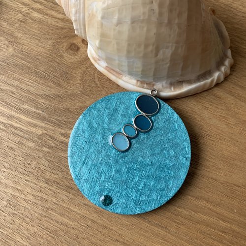 Gros pendentif en bois resiné