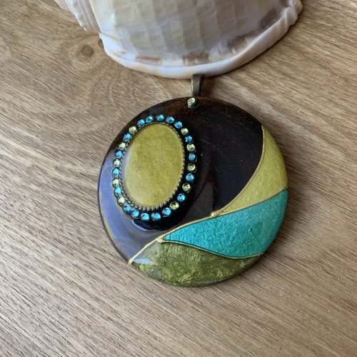 Gros pendentif 60 mm en bois résiné (réservé)