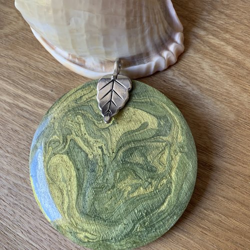 Gros pendentif 65 mm camaïeu vert