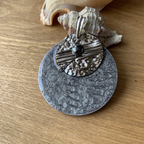 Pendentif gris nacré argenté 50 mm pour création bijoux,