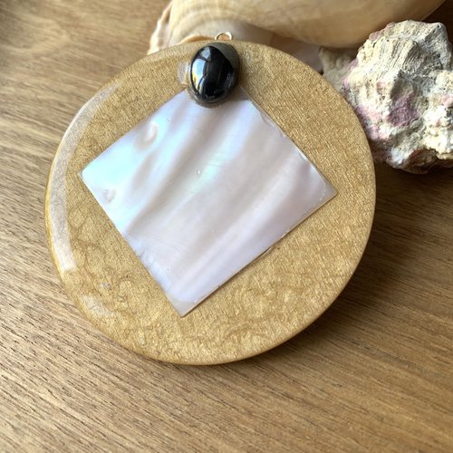 Gros pendentif nacré en bois résine nacré et céramique 65 mm