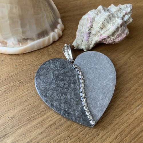 Pendentif cœur unique douceur gris argent et strass 50 mm