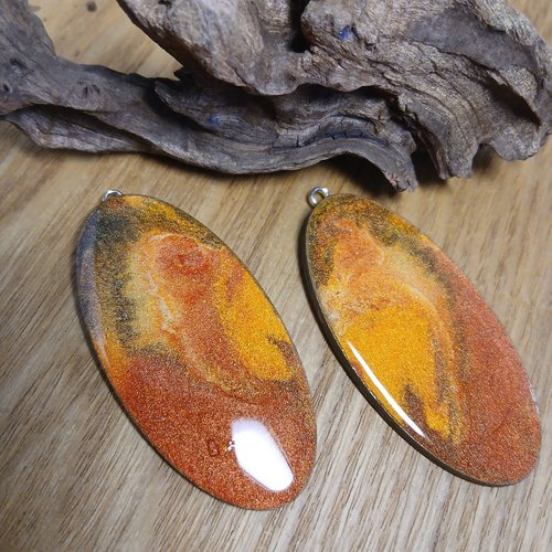 Duo de pendentifs camaïeu orangé en bois resiner