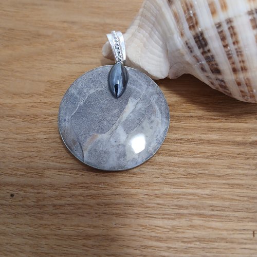 Pendentif camaïeu gris