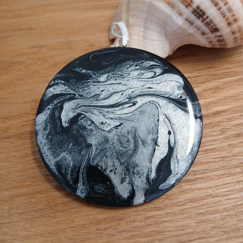 Gros pendentif unique en bois resiner