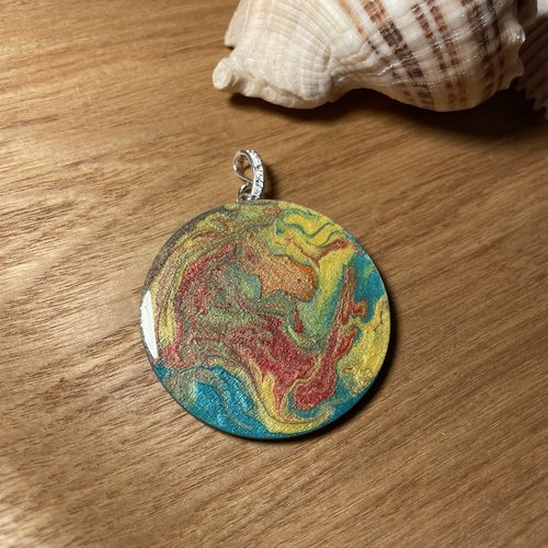 Pendentif en bois résiner multicolore