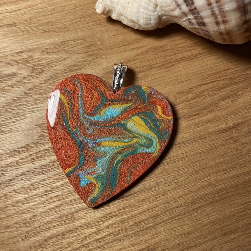Pendentif cœur multicolore en bois résiner