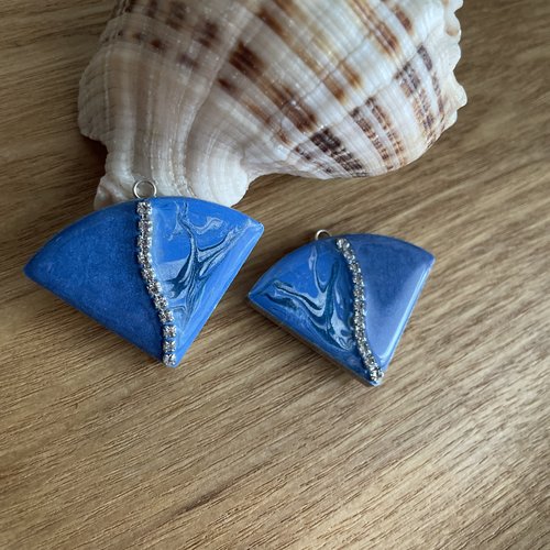 Duo de pendentifs triangulaires camaïeu bleu strass