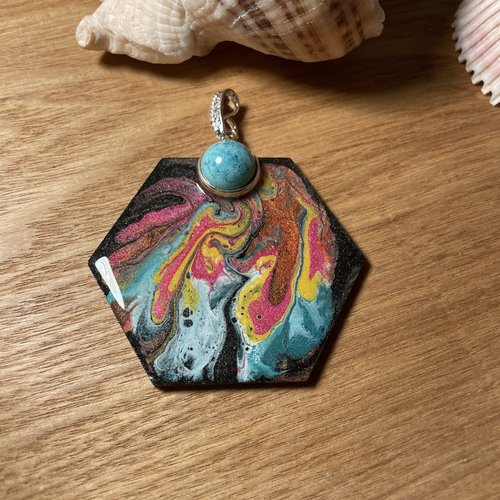 Pendentif multicolore noir turquoise en bois résiner