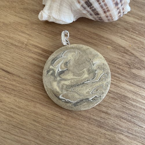 Pendentif fait main beige sable