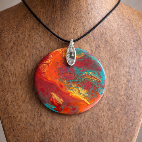 Gros pendentif rouge multicolore en bois résiner