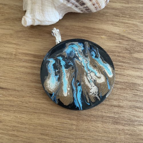 Pendentif création en bois résiner