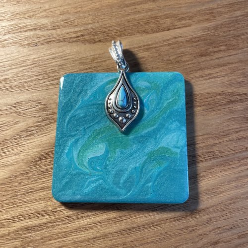 Pendentif carré camaïeu turquoise clair