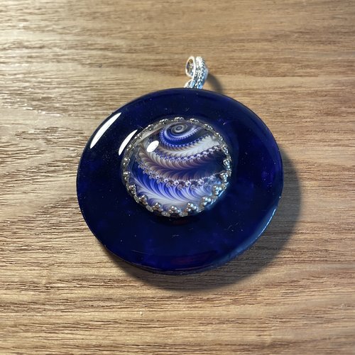 Pendentif camaïeu bleu nuit