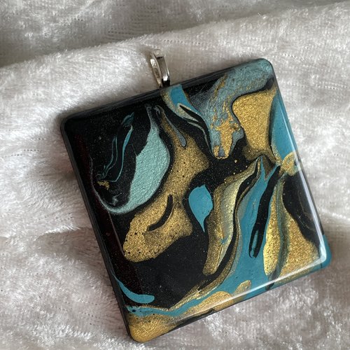 Pendentif carré mouvances noir multicolores