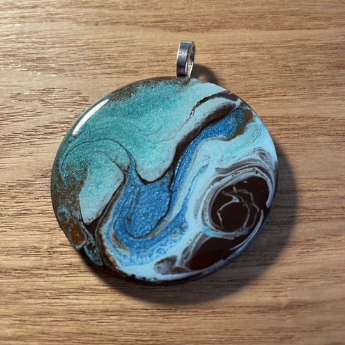 Création pendentif unique en bois résiner fait main