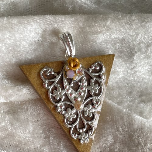 Pendentif triangulaire sable argenté esprit bohème chic
